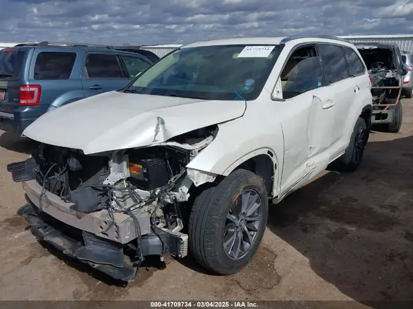 5TDKZRFH6HS515660 2017 TOYOTA HIGHLANDER - Image 2