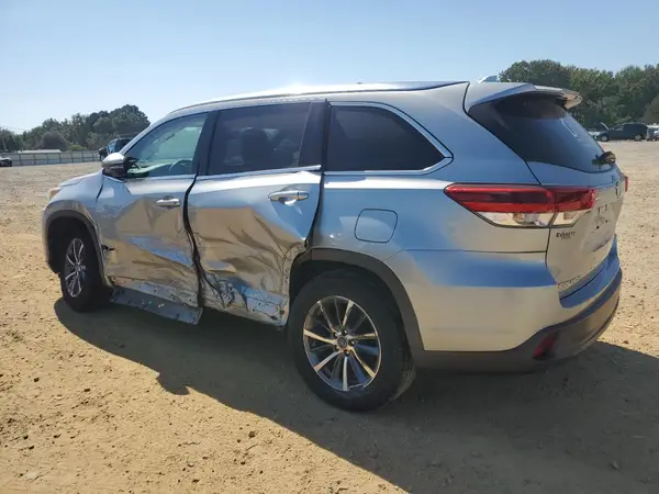 5TDKZRFH6HS517506 2017 TOYOTA HIGHLANDER - Image 2