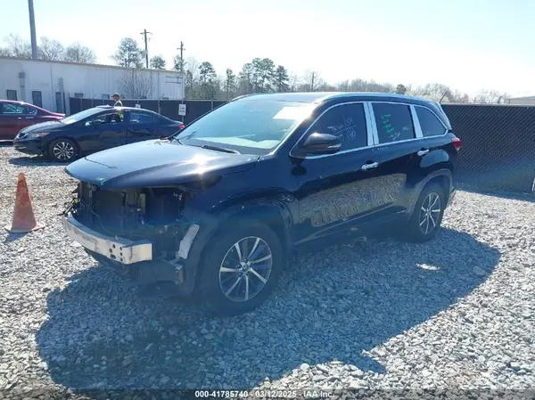 5TDKZRFH6HS517988 2017 TOYOTA HIGHLANDER - Image 2