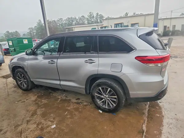 5TDKZRFH6HS520423 2017 TOYOTA HIGHLANDER - Image 2