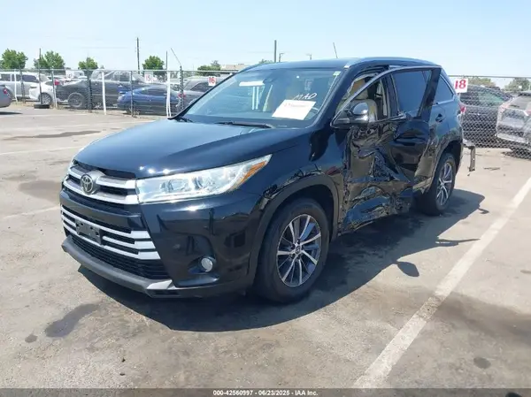 5TDKZRFH6HS522186 2017 TOYOTA HIGHLANDER - Image 2