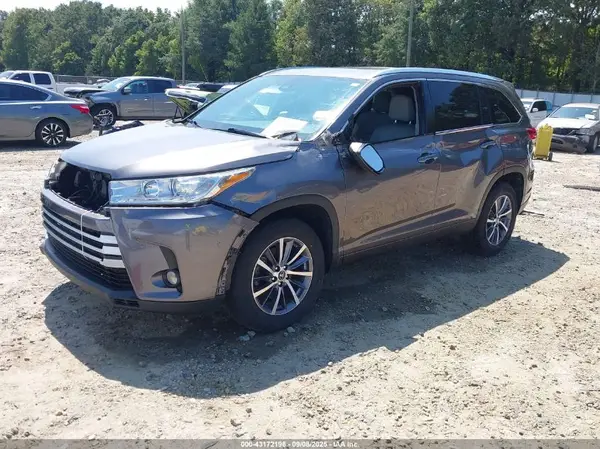 5TDKZRFH6HS525797 2017 TOYOTA HIGHLANDER - Image 2