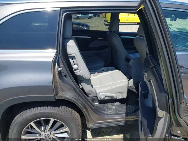 5TDKZRFH6HS525797 2017 TOYOTA HIGHLANDER - Image 8