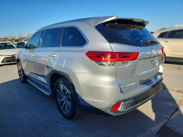 5TDKZRFH6HS526285 2017 TOYOTA HIGHLANDER - Image 2