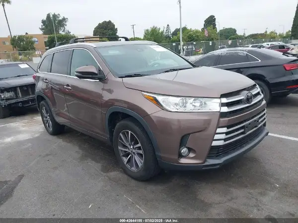 5TDKZRFH6JS248476 2018 TOYOTA HIGHLANDER - Image 1