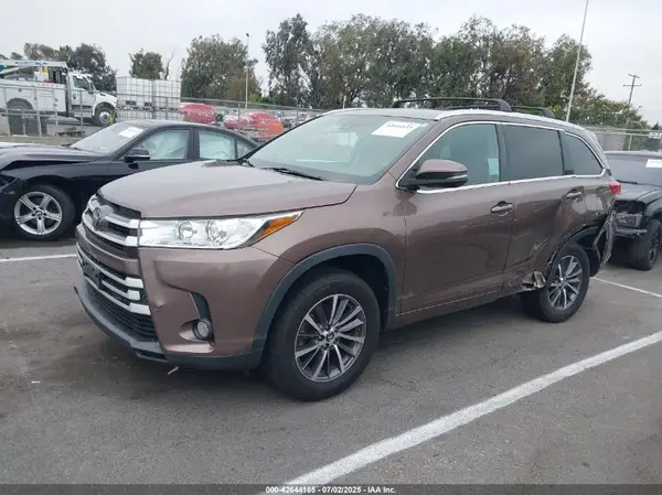 5TDKZRFH6JS248476 2018 TOYOTA HIGHLANDER - Image 2