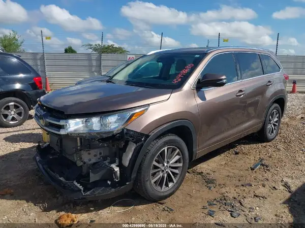 5TDKZRFH6JS261356 2018 TOYOTA HIGHLANDER - Image 2