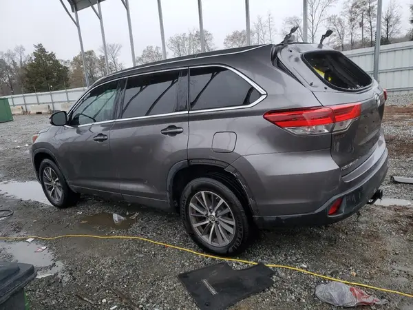 5TDKZRFH6JS262314 2018 TOYOTA HIGHLANDER - Image 2