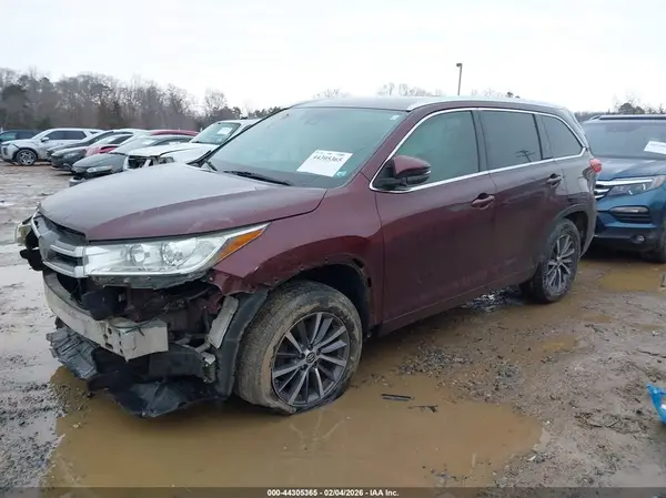 5TDKZRFH6JS262619 2018 TOYOTA HIGHLANDER - Image 2