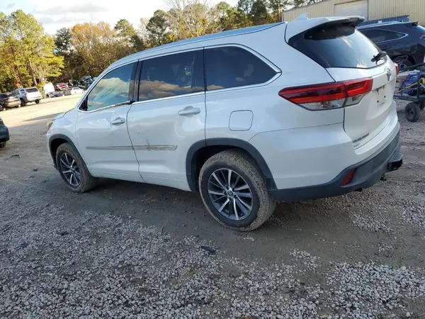 5TDKZRFH6JS263835 2018 TOYOTA HIGHLANDER - Image 2