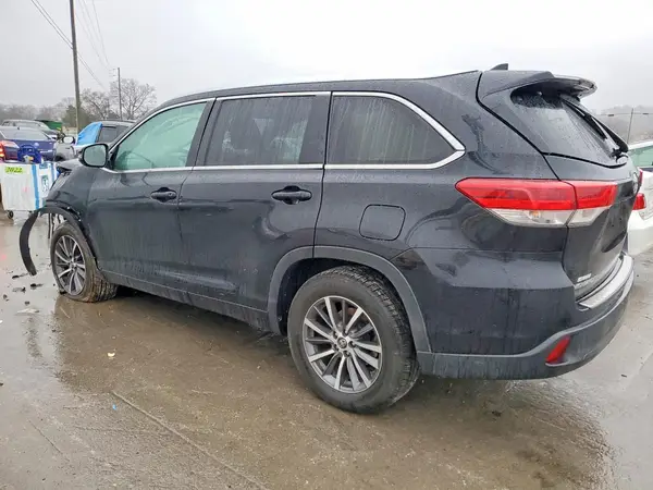 5TDKZRFH6JS264550 2018 TOYOTA HIGHLANDER - Image 2