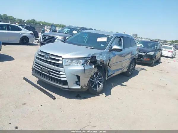 5TDKZRFH6JS266668 2018 TOYOTA HIGHLANDER - Image 2