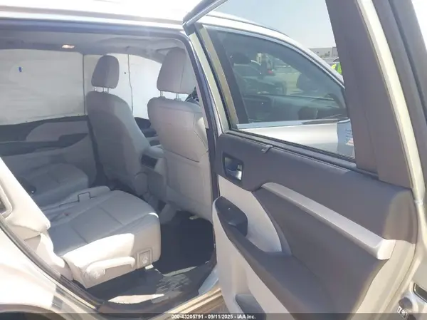 5TDKZRFH6JS266668 2018 TOYOTA HIGHLANDER - Image 8