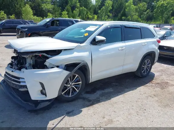 5TDKZRFH6JS271286 2018 TOYOTA HIGHLANDER - Image 2