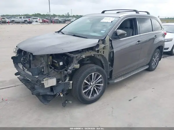 5TDKZRFH6JS271370 2018 TOYOTA HIGHLANDER - Image 2