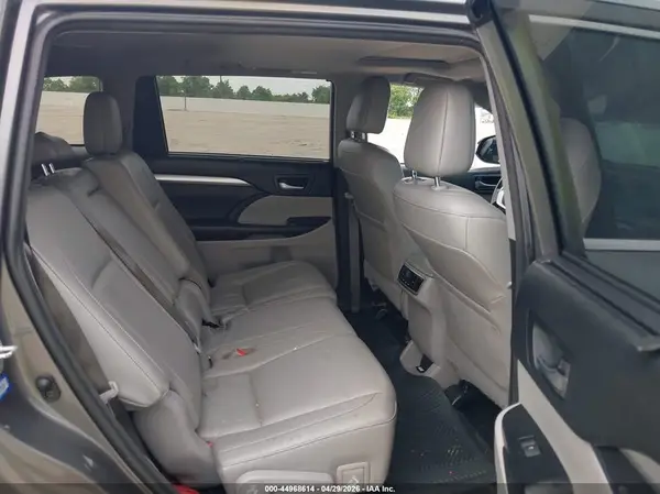 5TDKZRFH6JS271370 2018 TOYOTA HIGHLANDER - Image 8