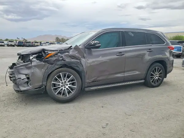 5TDKZRFH6JS280599 2018 TOYOTA HIGHLANDER - Image 1