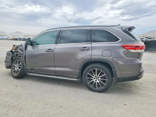 5TDKZRFH6JS280599 2018 TOYOTA HIGHLANDER - Image 2