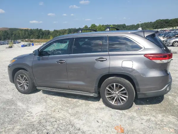 5TDKZRFH6JS280750 2018 TOYOTA HIGHLANDER - Image 2
