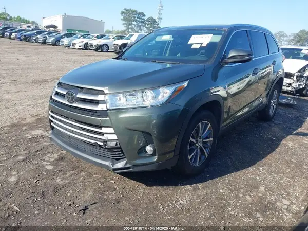 5TDKZRFH6JS285012 2018 TOYOTA HIGHLANDER - Image 2