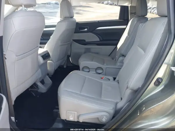 5TDKZRFH6JS285012 2018 TOYOTA HIGHLANDER - Image 8