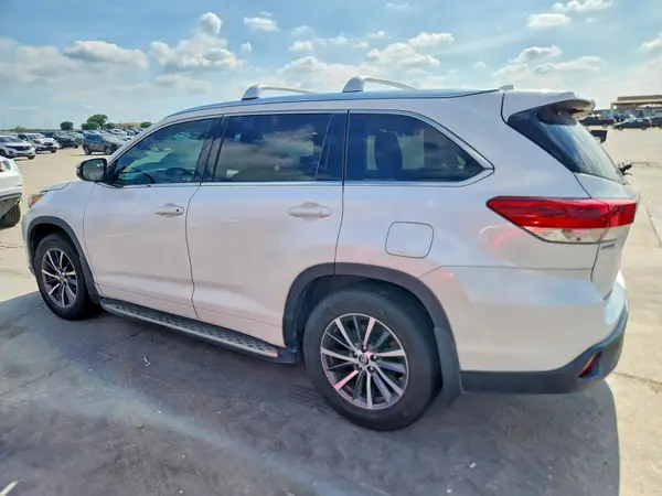 5TDKZRFH6JS288010 2018 TOYOTA HIGHLANDER - Image 2