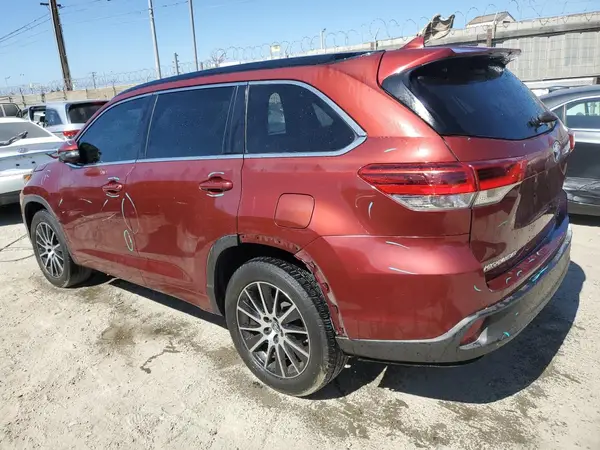 5TDKZRFH6JS526907 2018 TOYOTA HIGHLANDER - Image 2