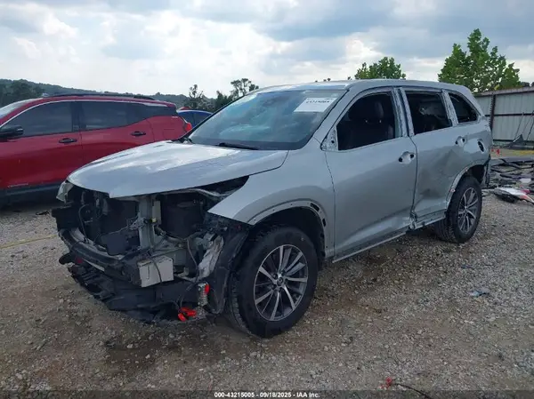 5TDKZRFH6JS527765 2018 TOYOTA HIGHLANDER - Image 2