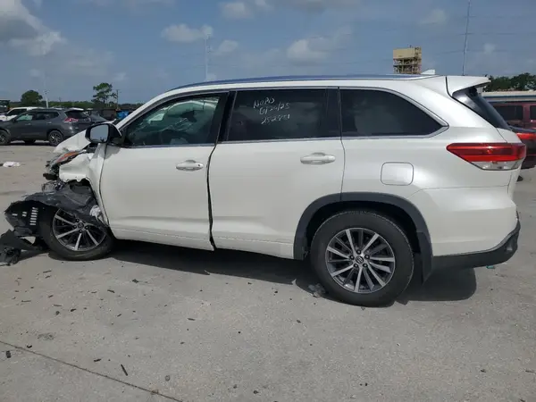 5TDKZRFH6JS531704 2018 TOYOTA HIGHLANDER - Image 2