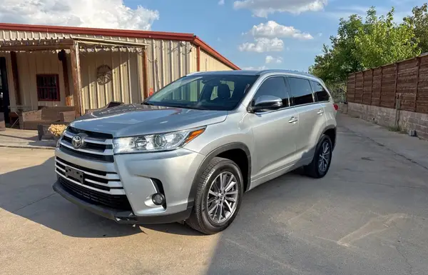 5TDKZRFH6JS533355 2018 TOYOTA HIGHLANDER - Image 2