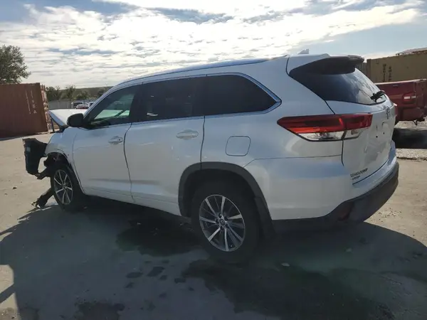 5TDKZRFH6JS533386 2018 TOYOTA HIGHLANDER - Image 2