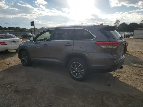 5TDKZRFH6JS533419 2018 TOYOTA HIGHLANDER - Image 2