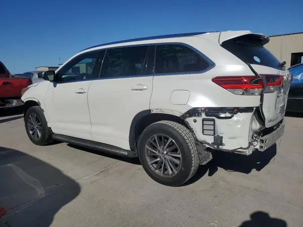 5TDKZRFH6JS533548 2018 TOYOTA HIGHLANDER - Image 2