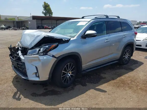 5TDKZRFH6JS533565 2018 TOYOTA HIGHLANDER - Image 2