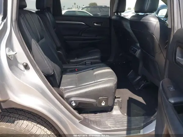 5TDKZRFH6JS533565 2018 TOYOTA HIGHLANDER - Image 8