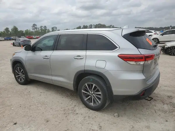 5TDKZRFH6JS533615 2018 TOYOTA HIGHLANDER - Image 2