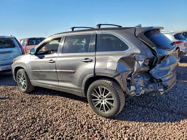 5TDKZRFH6JS534067 2018 TOYOTA HIGHLANDER - Image 2