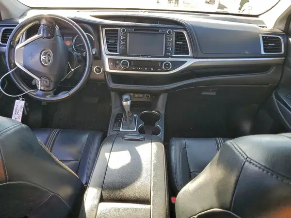 5TDKZRFH6JS534067 2018 TOYOTA HIGHLANDER - Image 8