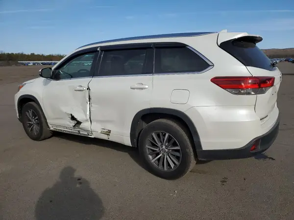 5TDKZRFH6JS534313 2018 TOYOTA HIGHLANDER - Image 2