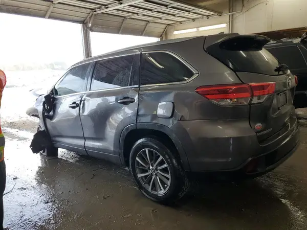 5TDKZRFH6JS538698 2018 TOYOTA HIGHLANDER - Image 2