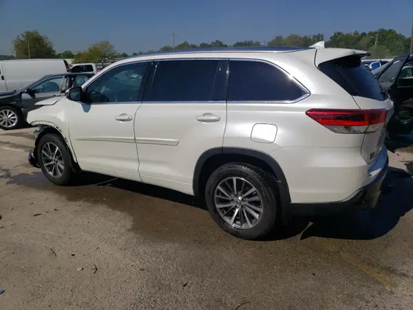 5TDKZRFH6JS538961 2018 TOYOTA HIGHLANDER - Image 2