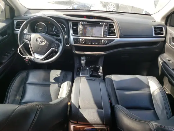 5TDKZRFH6JS538961 2018 TOYOTA HIGHLANDER - Image 8