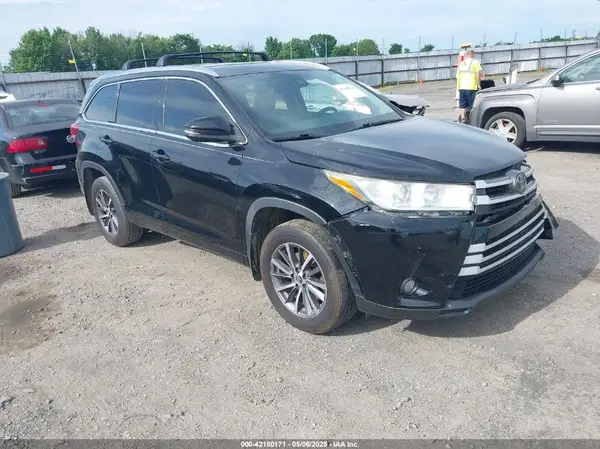 5TDKZRFH6JS539852 2018 TOYOTA HIGHLANDER - Image 1
