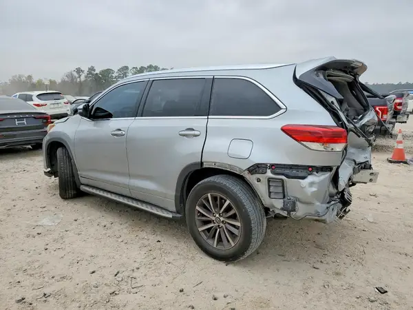 5TDKZRFH6JS540659 2018 TOYOTA HIGHLANDER - Image 2