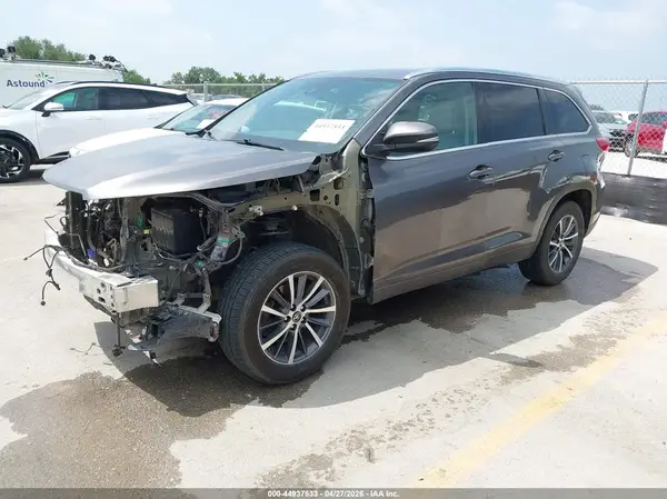 5TDKZRFH6JS541004 2018 TOYOTA HIGHLANDER - Image 2