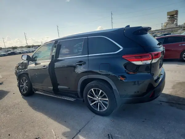 5TDKZRFH6JS541553 2018 TOYOTA HIGHLANDER - Image 2