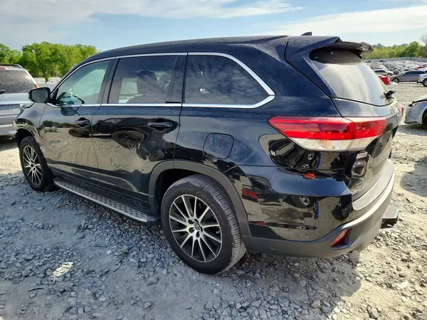 5TDKZRFH6JS542346 2018 TOYOTA HIGHLANDER - Image 2