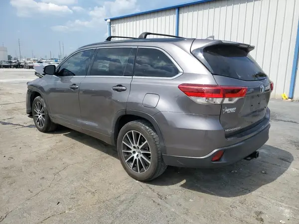 5TDKZRFH6JS543870 2018 TOYOTA HIGHLANDER - Image 2