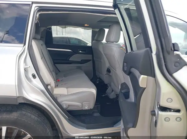 5TDKZRFH6JS546591 2018 TOYOTA HIGHLANDER - Image 8