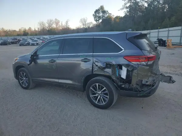 5TDKZRFH6JS547045 2018 TOYOTA HIGHLANDER - Image 2